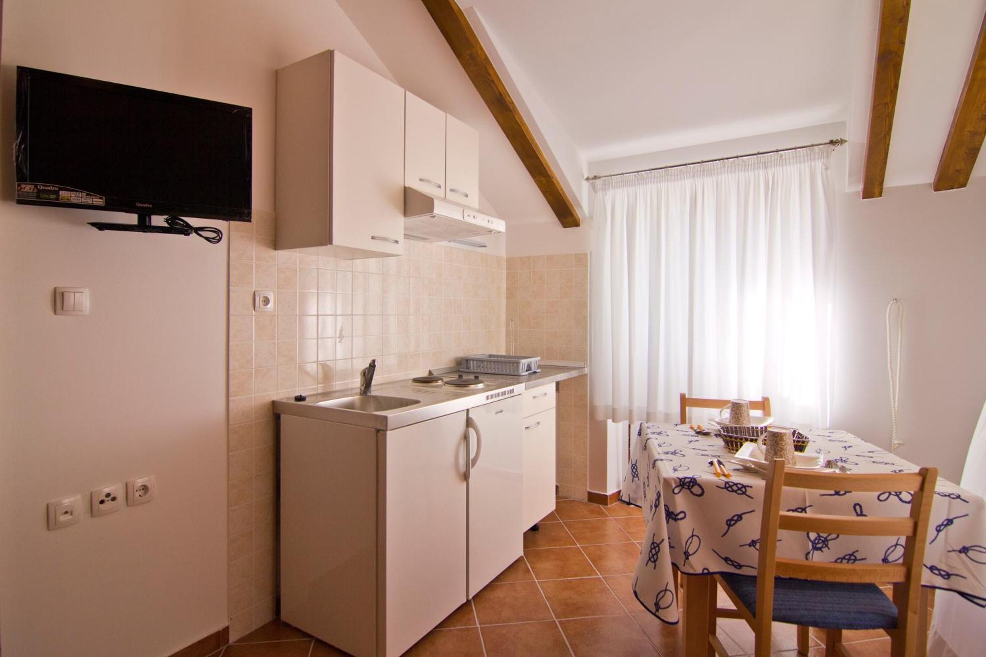 Apartments Donika คอมีชา ภายนอก รูปภาพ